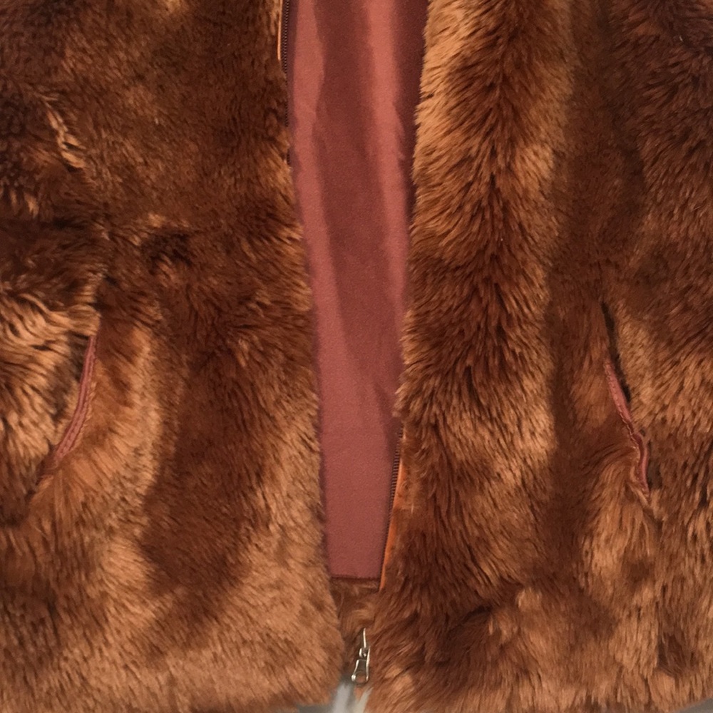Woman’s Vegan Fur Vest - Picture 7 of 8